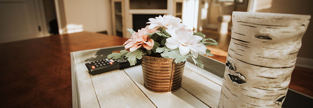 Picture of the floral arrangement in the middle of the coffee table at Grandma's House at Circle K Farm